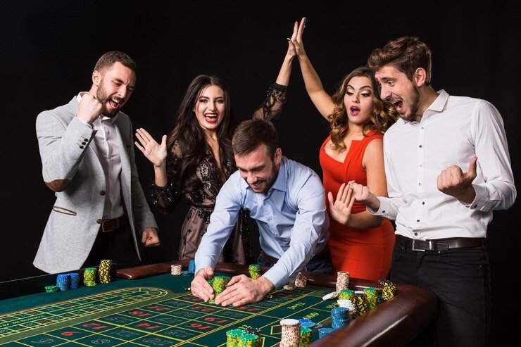 Pemandangan meja permainan live casino dengan dealer profesional melayani para pemain